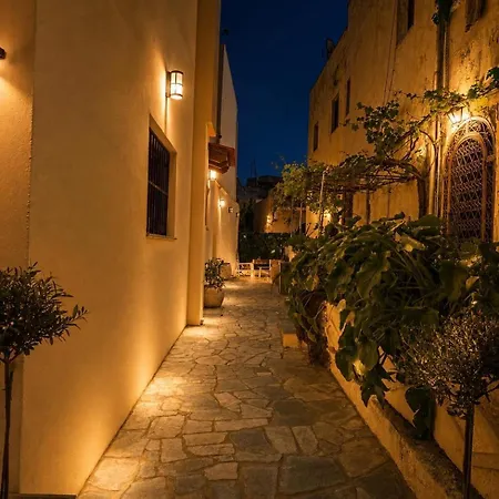 Karavel - Old Town Apart Otel